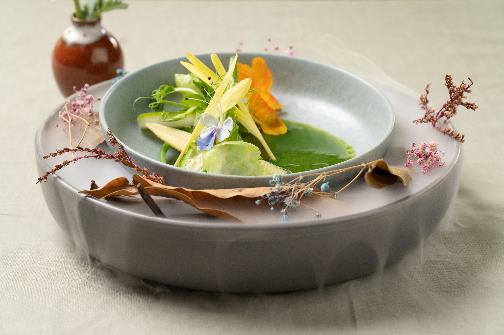 當代料理搬進百年日式官舍!132糧倉翻玩客家料理 52 132糧倉 花 草 時蔬。以食用花、秋葵、油菜、玉米筍等時蔬層層堆疊,演繹庭院意象的溫