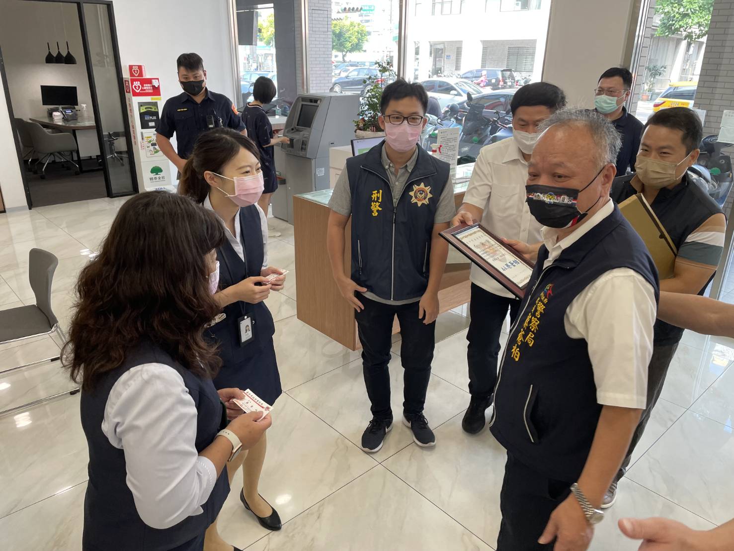 圖片說明:臺中市政府警察局長蔡蒼柏為鼓勵「警銀聯防阻詐」,特別於日前至西屯區4間大額阻詐成功銀行頒發感謝狀,感謝銀行為警民合作做出最佳示範。(記者謝榮浤翻攝)