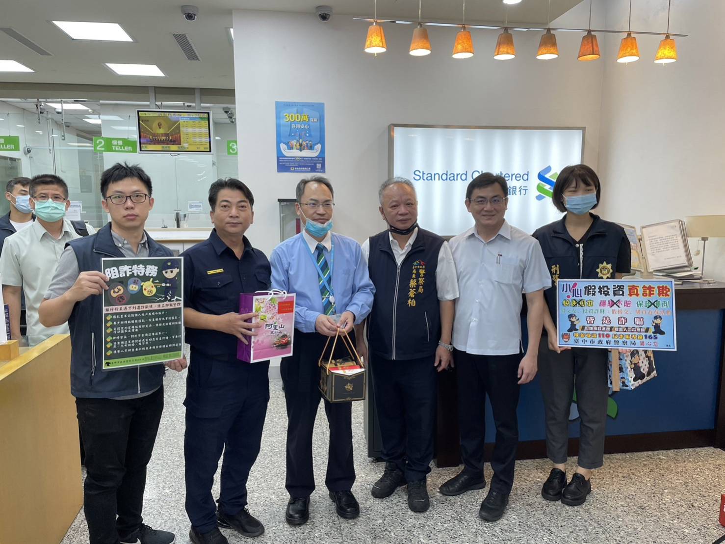 圖片說明:臺中市政府警察局長蔡蒼柏為鼓勵「警銀聯防阻詐」,特別於日前至西屯區4間大額阻詐成功銀行頒發感謝狀,感謝銀行為警民合作做出最佳示範。(記者謝榮浤翻攝)