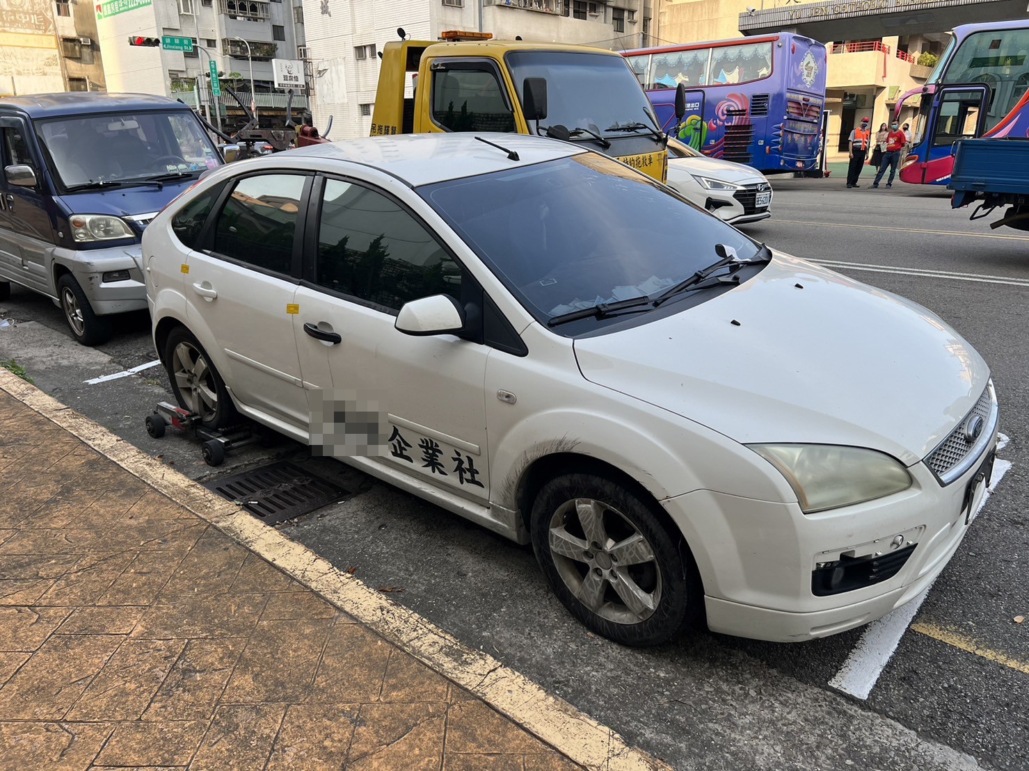 圖片說明:中市警二分局育才派出所揪停車格違停車,立即通知拖吊單位迅速拖吊,讓企圖貪小便宜的民眾措手不及。(記者林㤈輝翻攝)