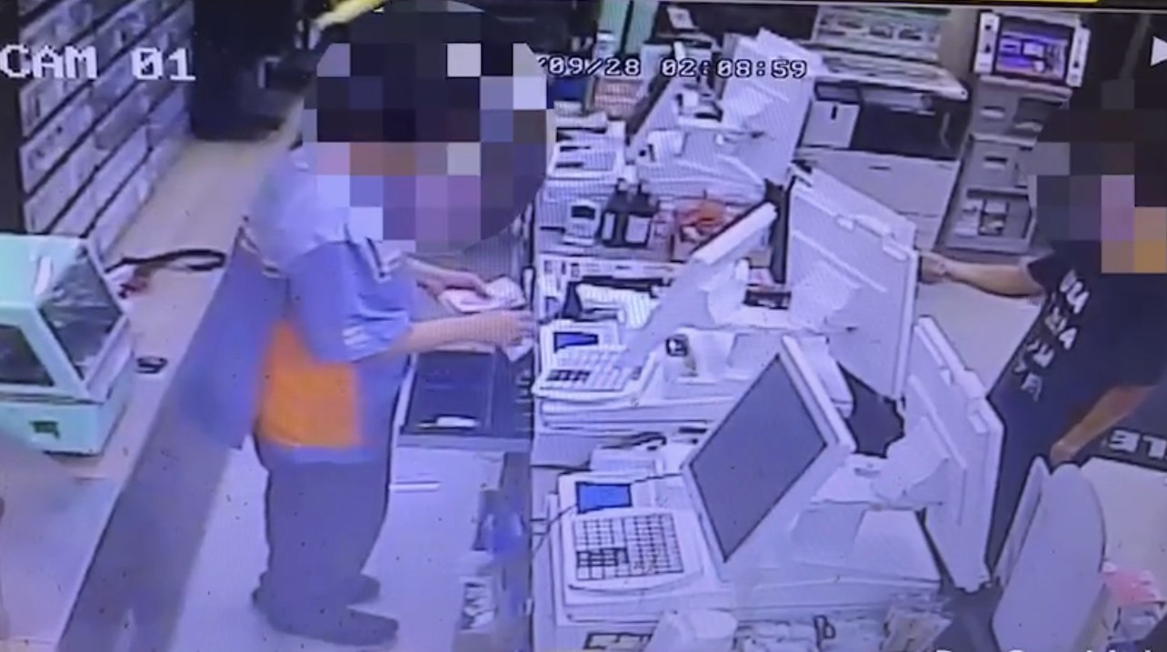 圖片說明：男子進入超商後持刀脅迫要求交付收銀機內之現金。(記者宋紹誠翻攝)