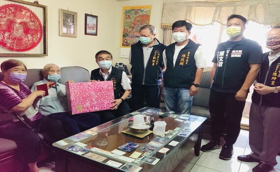 探訪百歲人瑞   副市長黃國榮贈禮金賀重陽