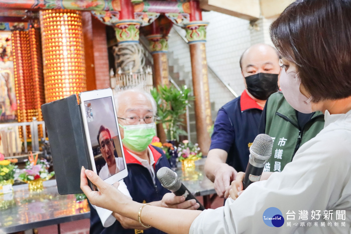 邱議瑩化身勇者替身掃街拜票，與鄭運鵬視訊連線加油打氣。