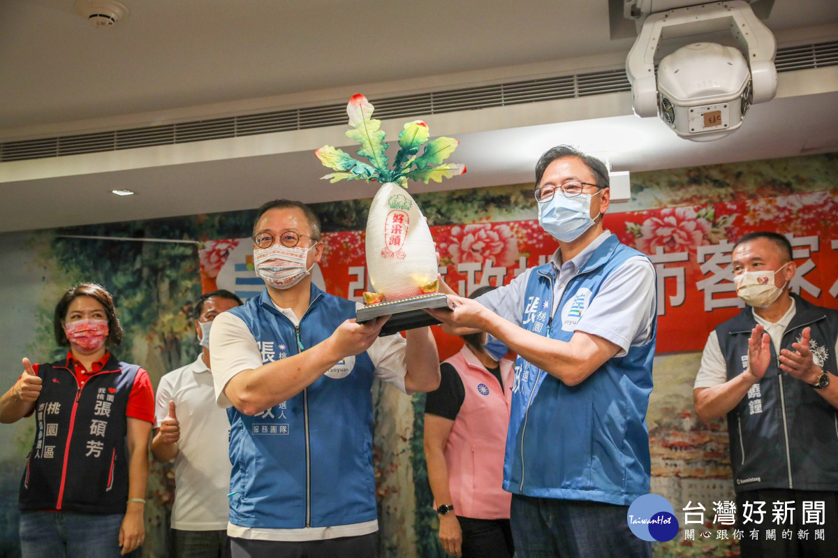 前縣長吳志揚贈好彩頭祝張善政高票當選。<br /><br /> <br /><br />