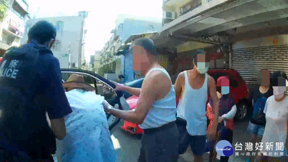 百歲爺爺迷了路，員警靠「雞排」幫他找到家。