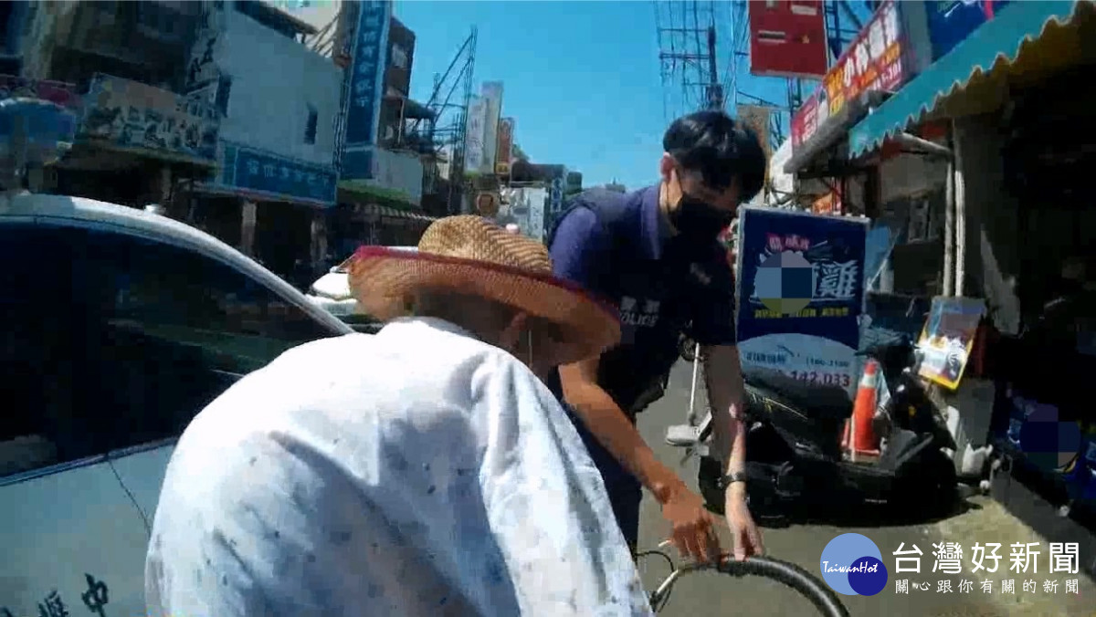 百歲爺爺迷了路,員警靠「雞排」幫他找到家。<br /><br /> <br /><br />