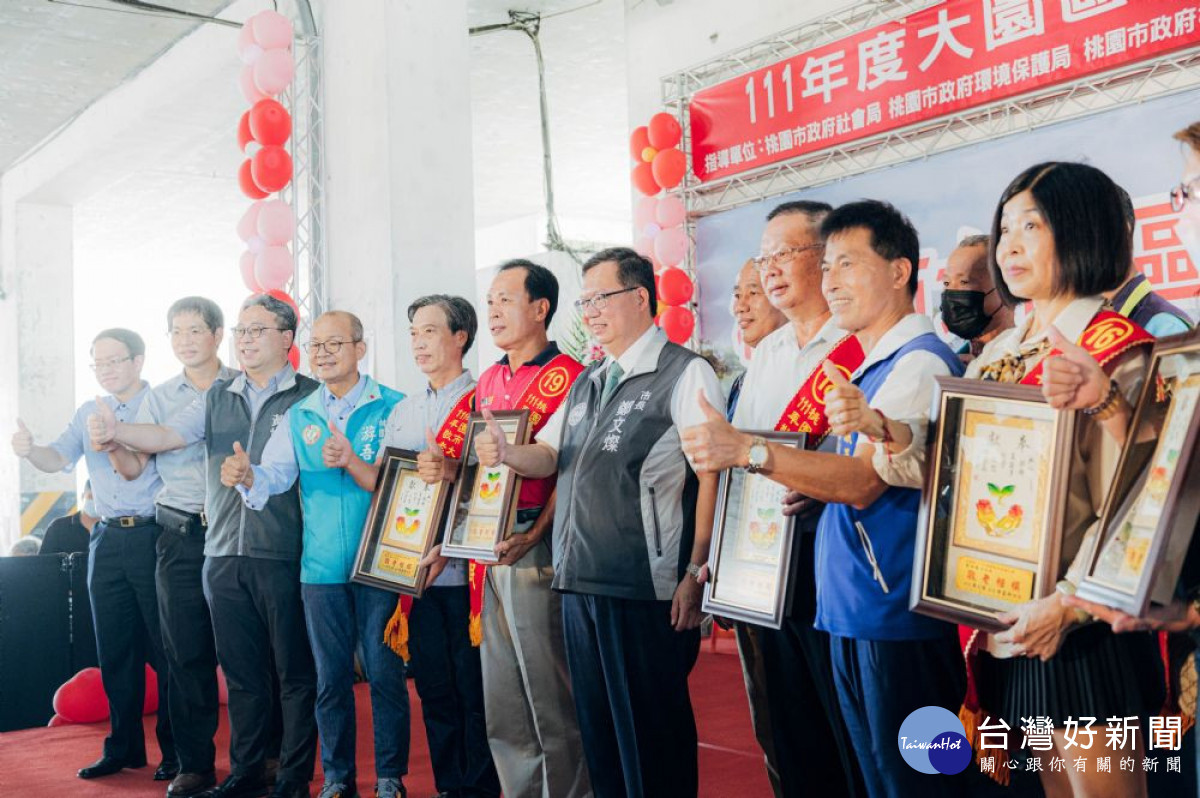 市長與榮獲敬老楷模的長者合影。<br /><br /> <br /><br />