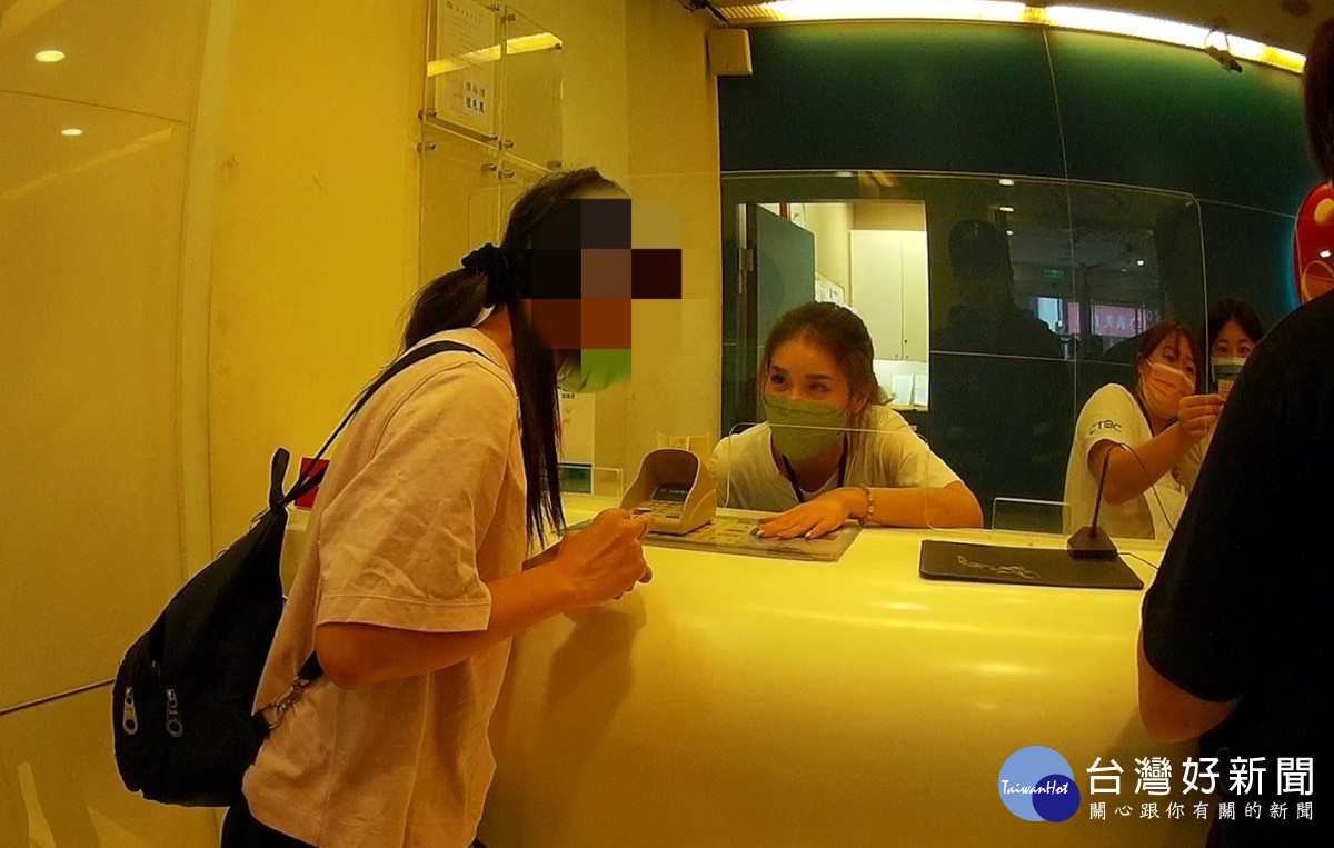 警方與行員苦勸,王女才恍然大悟自己一直在被詐騙,遂打消匯款念頭。<br /><br /> <br /><br />