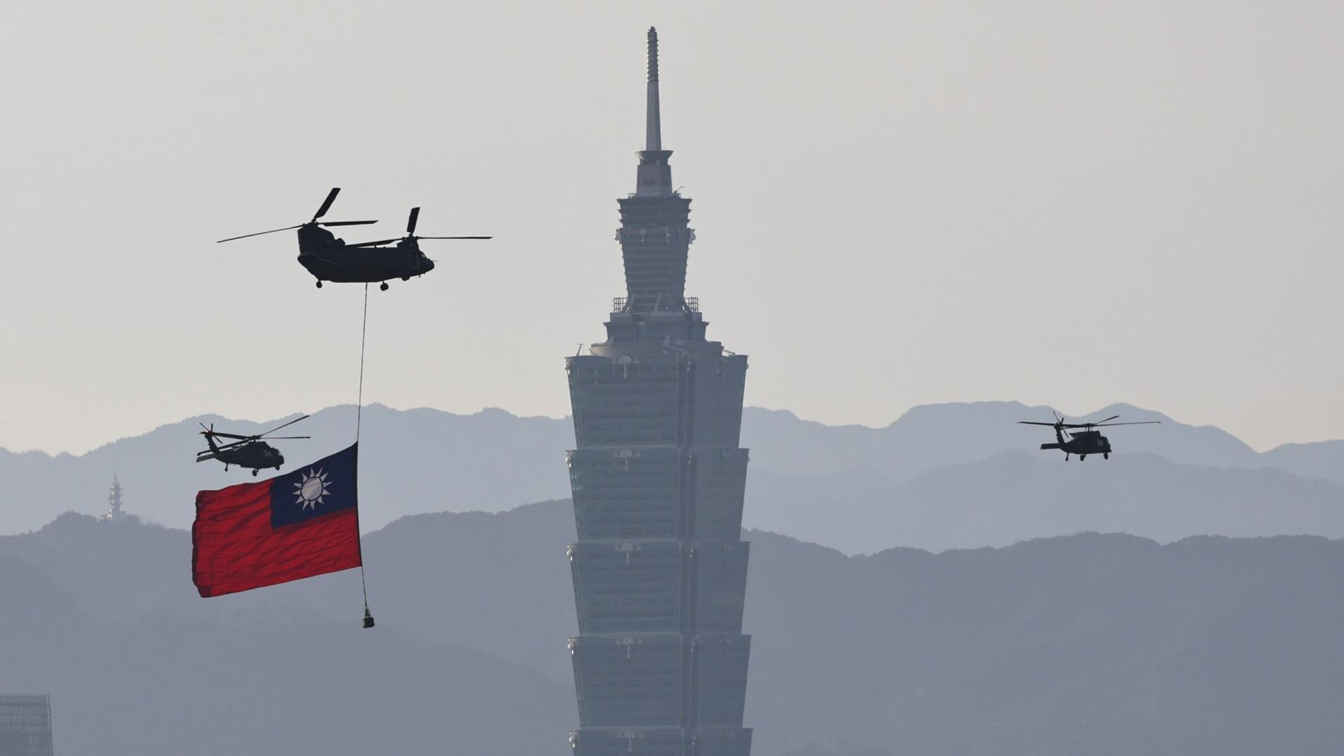 CH-47直升機吊掛著史上最大國旗,通過台北上空。林啟弘攝