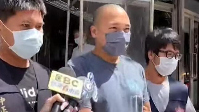 楊植斗朝NCC大門潑綠漆,警方依準現行犯逮捕。翻攝畫面