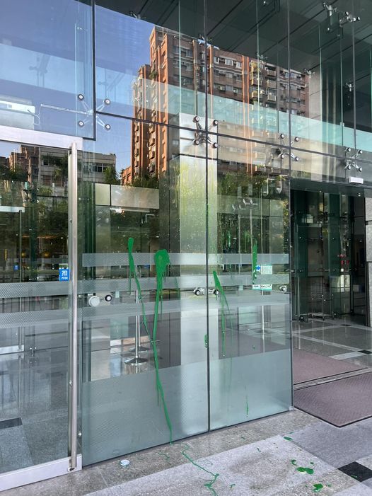 楊植斗朝NCC大門潑綠漆。楊植斗臉書