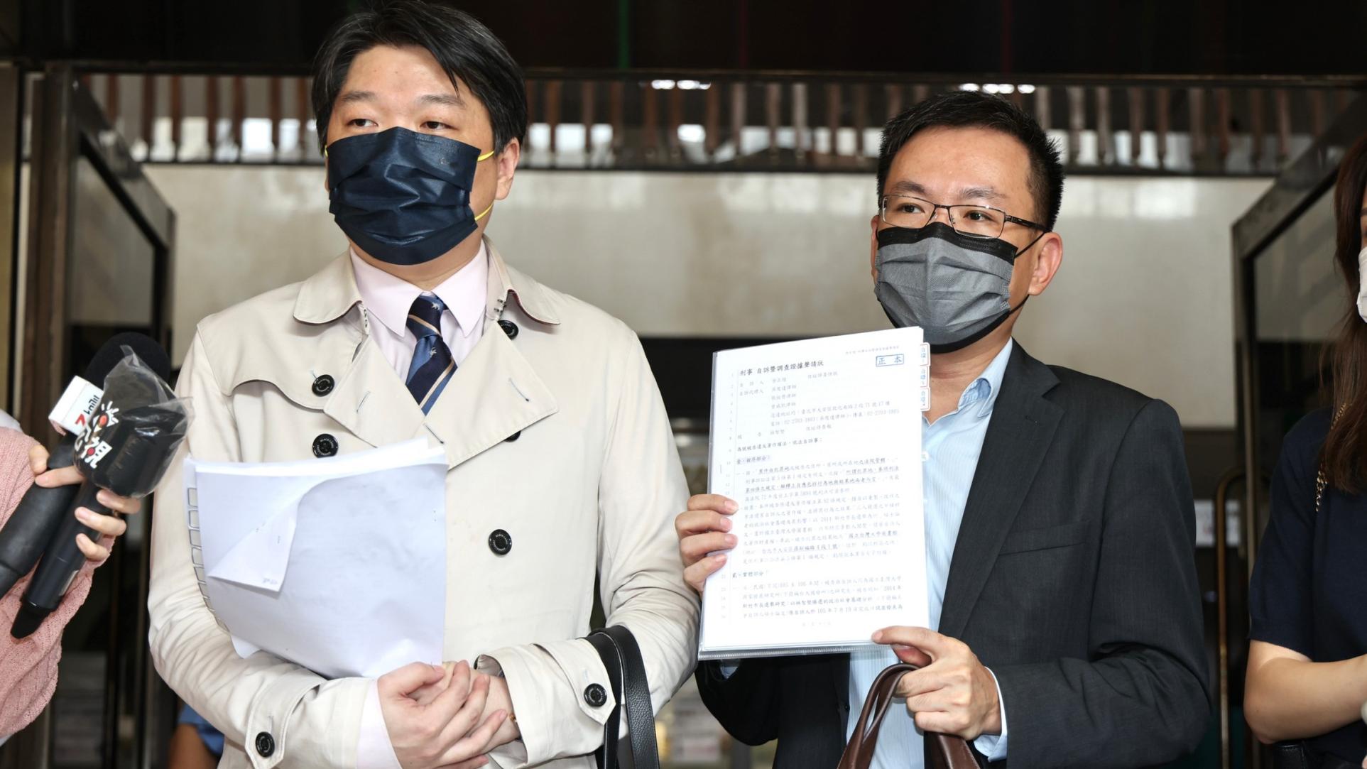 余正煌委任律師張祐齊（左）與吳俊達（右）北檢提告。林啟弘攝