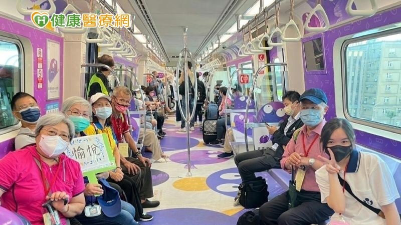 上百位「老大人」跟著高中生「啖美食、玩桌遊、拍美照」,足跡遍布雙北市!