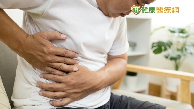 常常胃痛,到底怎麼了?專科醫教你簡單分辨「胃炎、胃潰瘍、胃食道逆流」