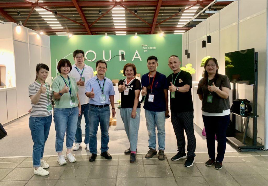 OURA植物照護燈團隊與2022華風展主辦單位團隊讓參展民眾能感受到OURA在室內照護植栽的樂趣