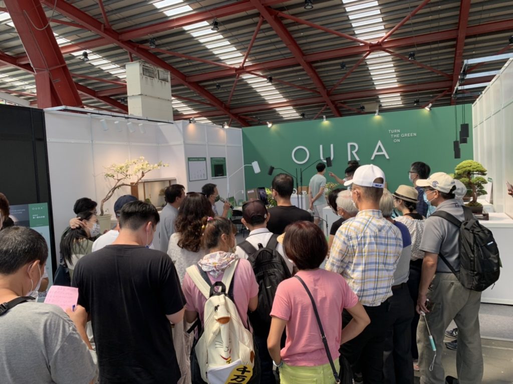 OURA植物照護燈於2022華風展中展出,頗獲參展者與參觀者關注