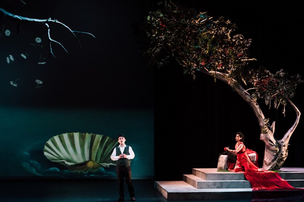 《唐懷瑟》改編自中世紀詩歌傳說,吟遊騎士唐懷瑟在經歷女神維納斯的肉慾誘惑後,試圖重回舊愛伊莉莎白的擁抱。左起:男高音林義偉、次女高音范婷玉。(圖/歌劇院提供攝影:陳建豪)