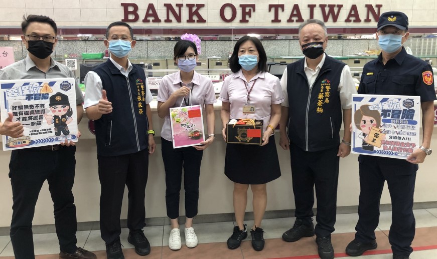▲中警局長蔡蒼柏親赴銀行，頒獎表揚阻詐有功的銀行員 (圖/台中市警察局 提供)