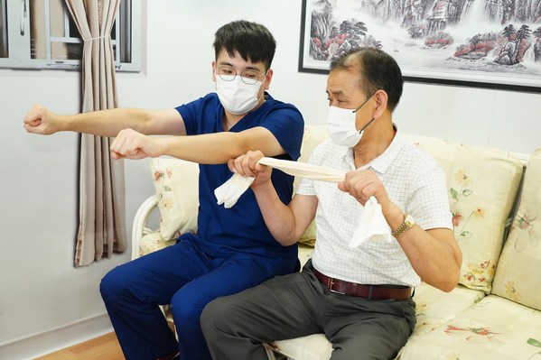 「耆青連心樂融融計劃」將有超過1,000名港大醫學院護理學院學生提供心理介入和行為指導服務,協助提高長者的生理、心理健康及社會適應力。 「耆青連心樂融融計劃」將有超過1,000名港大醫學院護理學院學生提供心理介入和行為指導服務,協助提高長者的生理、心理健康及社會適應力。