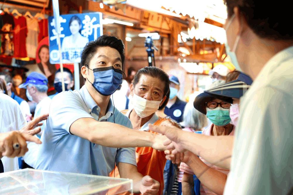 蔣萬安掃街有阿嬤受傷 對手趁機抹黑 林奕華批造謠毫無人性 16 市場拜票示意照片