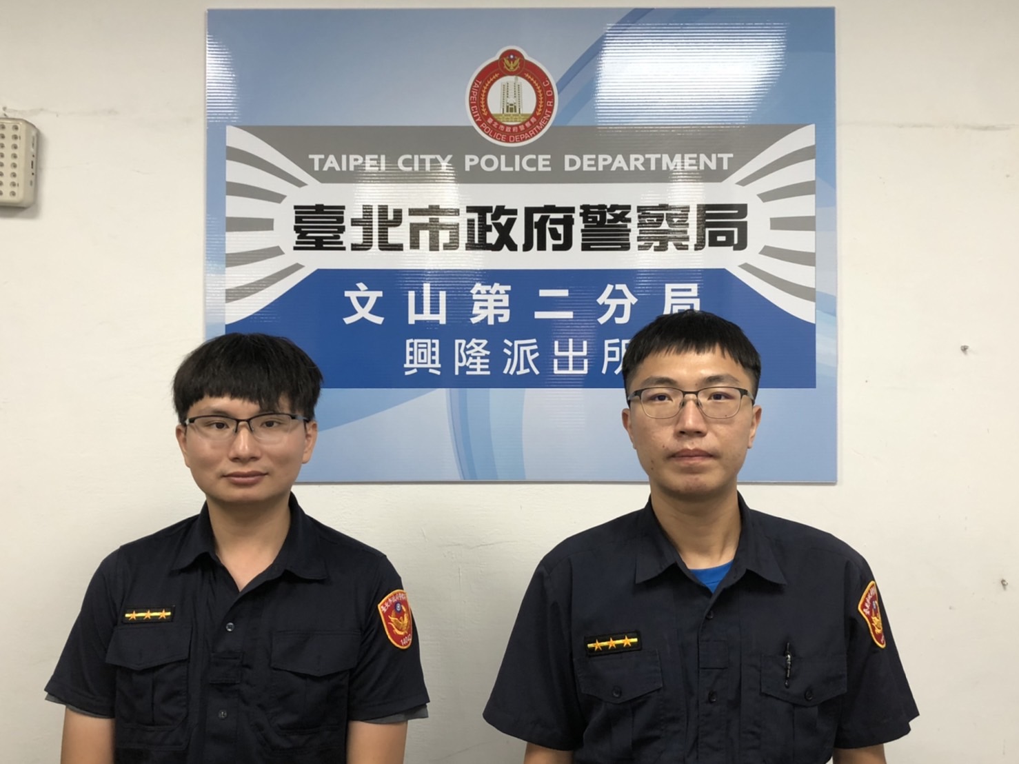 圖片說明:文山第二分局興隆所警員莊文育(左)、王瑞文(右)勸阻蕭男投資靈骨塔,成功保住辛苦積蓄。(記者吳萍翻攝)