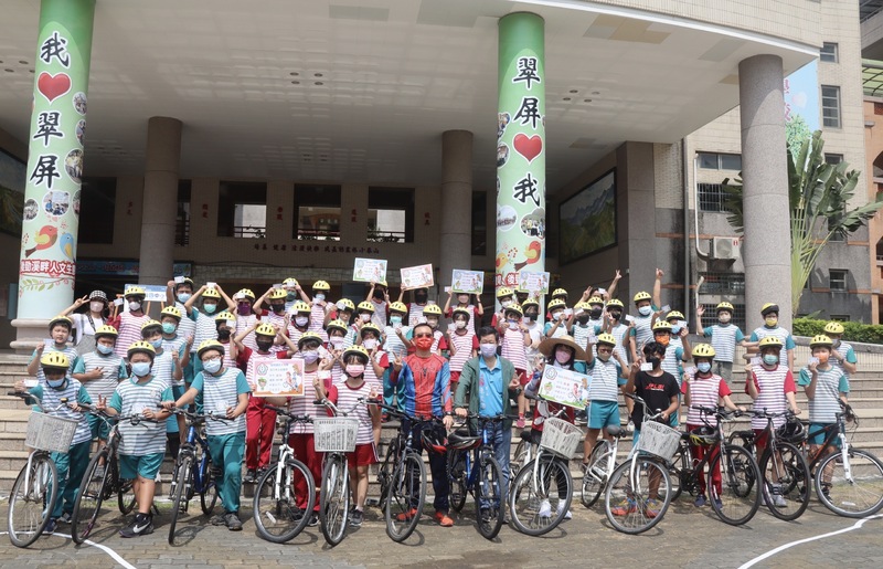 漾新聞|翠屏國中小學生騎單車考照 校長扮蜘蛛人領騎上路頒發專屬白金駕照
