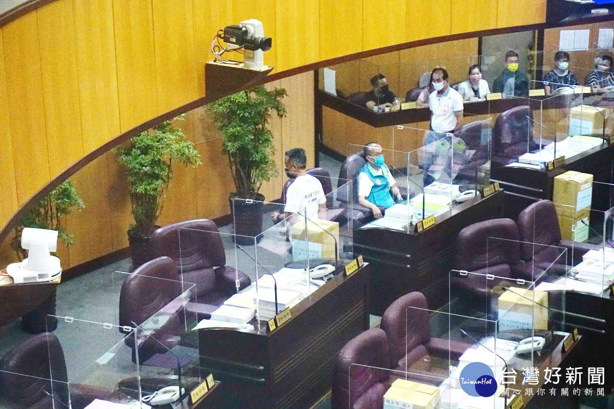 拒當二等公民拒絕債留子孫,桃園市議會國民黨團議員集體退席表達抗議。
