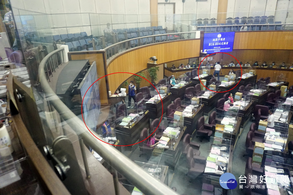 拒當二等公民拒絕債留子孫,桃園市議會國民黨團議員集體退席表達抗議。