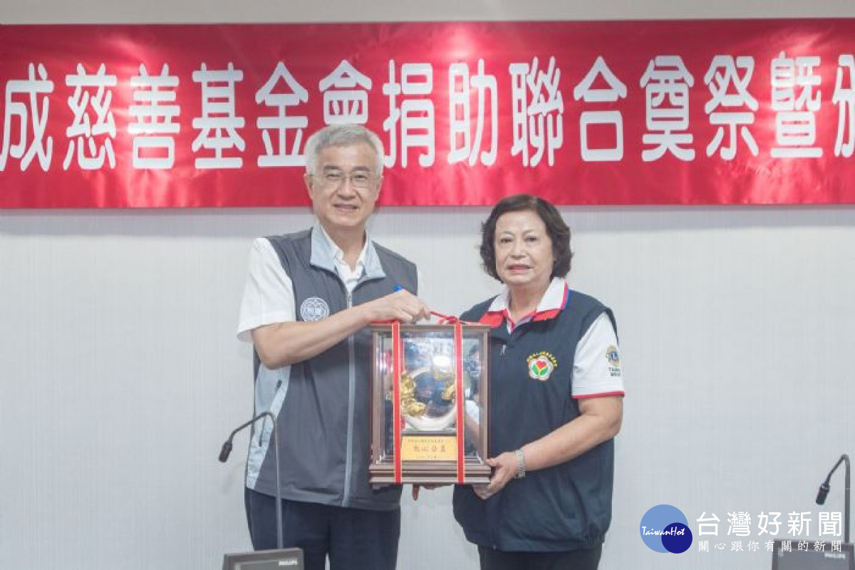 李副市長頒發感謝獎牌。<br /><br /> <br /><br /> 