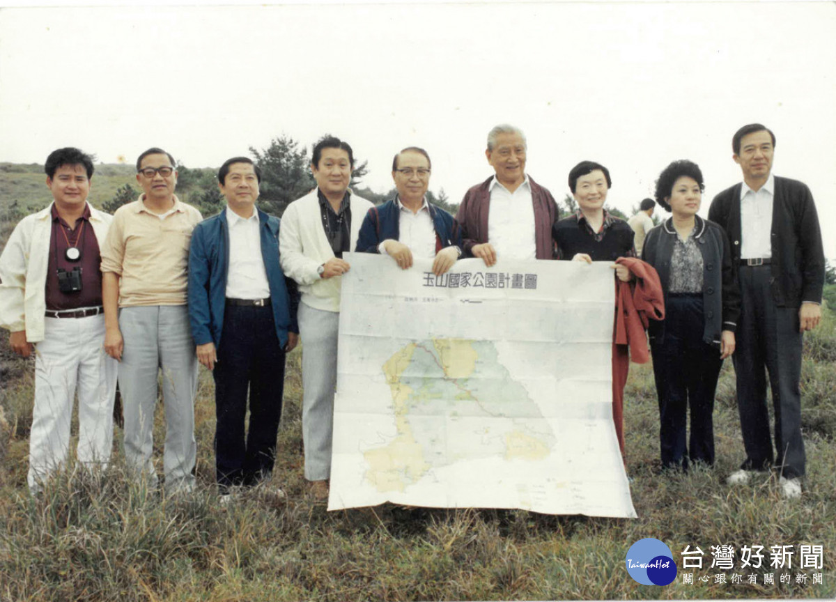 圖說:73年間為保育玉山國家公園核心區域停止闢建新中橫玉里玉山段,營建署署長張隆盛(左1)特邀政務委員張豐緒(左4)、馬紀壯(左5)、經濟部部長趙耀東(左6)、行政院第一組組長施嘉明(左2)、新加坡駐臺代表鄭威廉(右1)與嘉義縣縣長涂德錡(左3)赴塔塔加鞍部勘查施工中的新中橫公路(嘉義玉山段),體認公路開發對高山環境之影響,收錄自《玉山煙雲》。