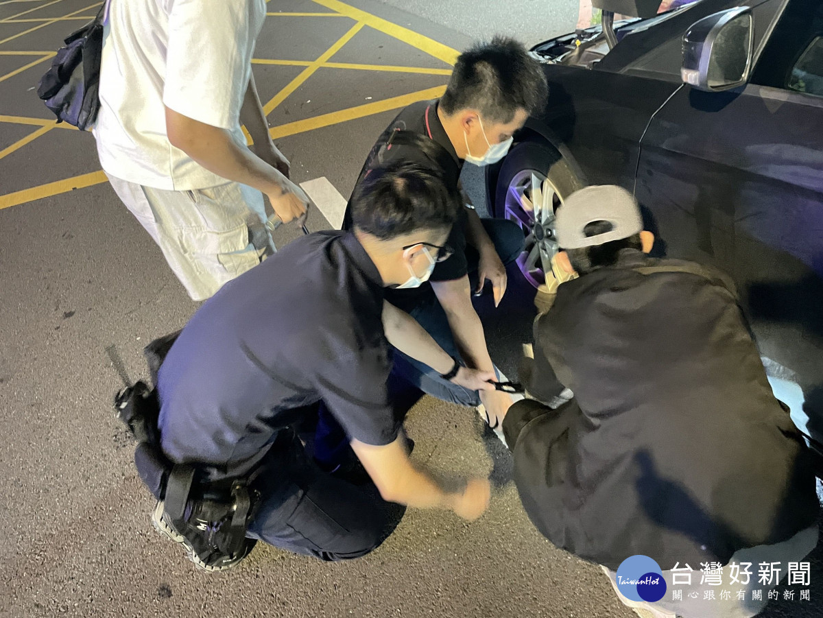 引擎室傳來喵叫聲，警民合力救出受困小貓。