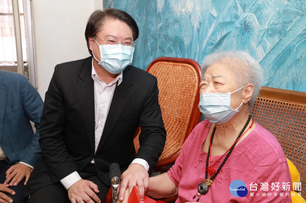 基隆百位百歲人瑞　林右昌慰訪祝福大家健康呷百二
