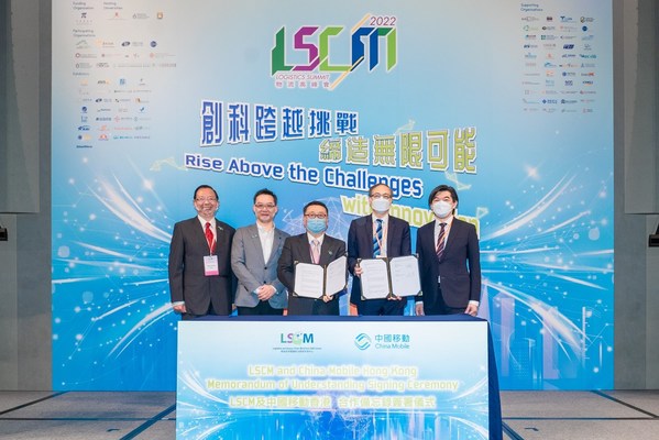 中國移動香港(CMHK)與物流及供應鏈多元技術研發中心(LSCM)今日於LSCM 物流高峰會2022 簽署合作備忘錄,宣佈成為策略合作夥伴,攜手推動本港物流科技應用及發展。(左起:LSCM行政總裁黃廣揚先生,MH,FCILT、LSCM董事局主席‧工程師林曉鋒博士、LSCM營運總監郭子正先生、中國移動香港董事兼行政副總裁馬子斌博士及中國移動香港董事兼行政總裁李帆風先生) 中國移動香港(CMHK)與物流及供應鏈多元技術研發中心(LSCM)今日於LSCM 物流高峰會2022 簽署合作備忘錄,宣佈成為策略合作夥伴,攜手推動本港物流科技應用及發展。(左起:LSCM行政總裁黃廣揚先生,MH,FCILT、LSCM董事局主席‧工程師林曉鋒博士、LSCM營運總監郭子正先生、中國移動香港董事兼行政副總裁馬子斌博士及中國移動香港董事兼行政總裁李帆風先生)