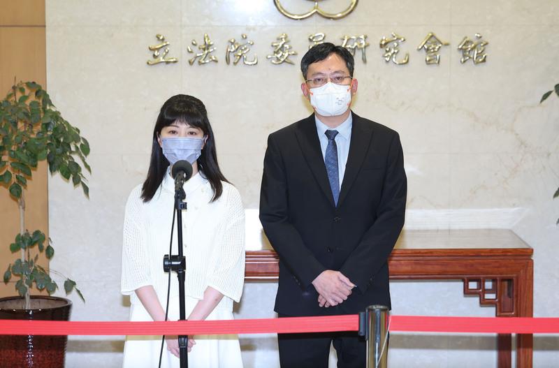 高嘉瑜下午在律師李永裕(右)陪同下出面表示,這個判決過輕,會請檢察官上訴。中央社