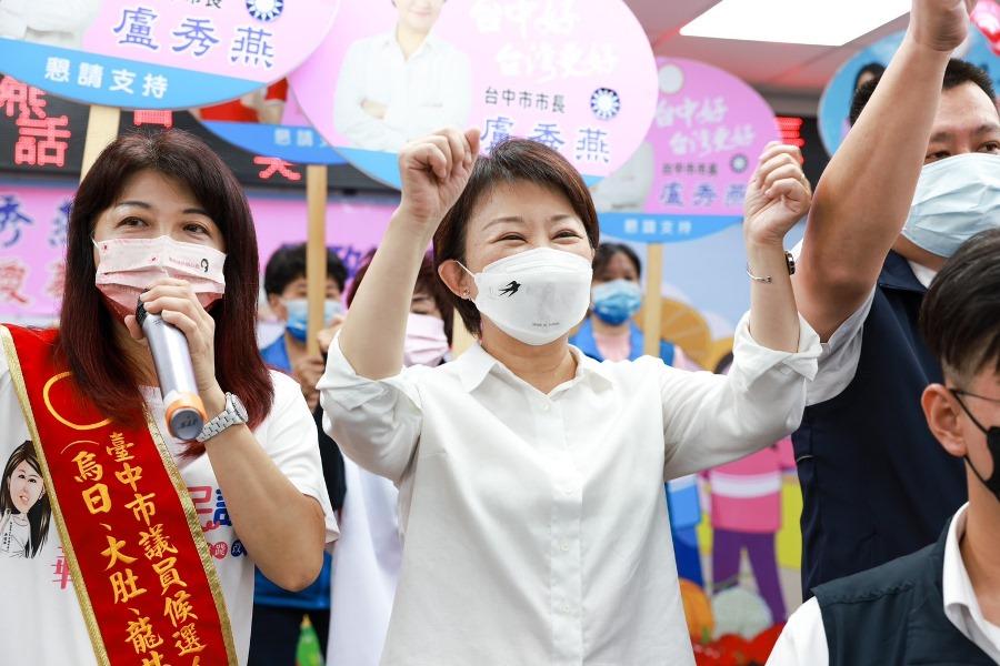 盧秀燕市長跟台中市議員吳瓊華29日舉行聯合問政說明會,受到滿場近600位烏日鄉親熱情迎接,盧秀燕說「選舉沒撇步,親自來拜託」細數對鄉親的承諾都一一兌現、說到做到。(圖/盧秀燕競選總部)