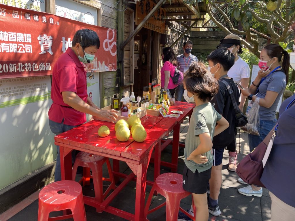 「桃樂絲柚香農場」,農場主人用心在文旦柚與桃子等作物的種植,後來以柚子為主題,將八里的特產柚子元素加入特色餐飲,開發出多項美食及伴手禮。