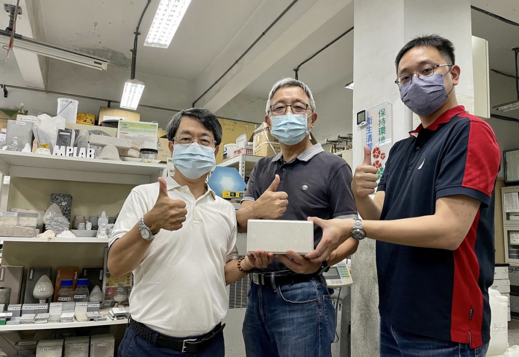 北科大跨學院團隊合作研發世界唯一貝殼磚。左起:北科大建築系副教授邵文政、資源工程研究所特聘教授鄭大偉及助理教授李韋皞