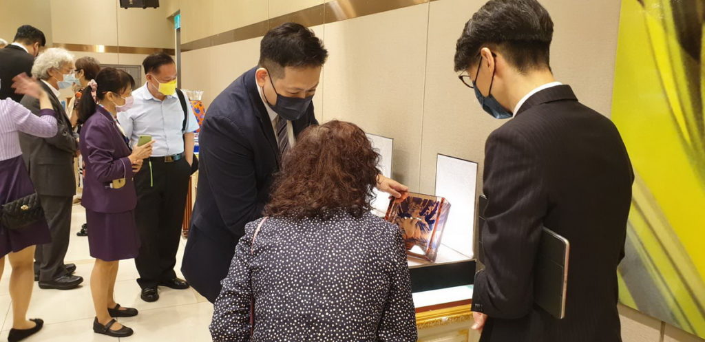 國裕精品員工作產品導覽解說
