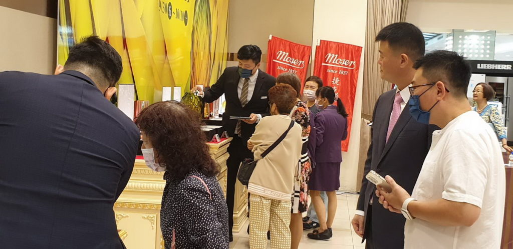 國裕精品員工作產品導覽解說
