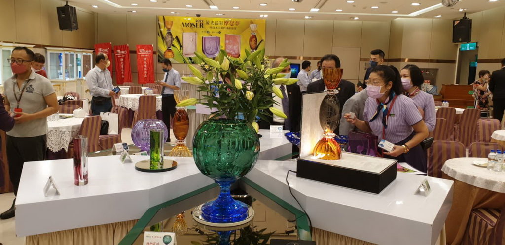 國裕精品員工作產品導覽解說