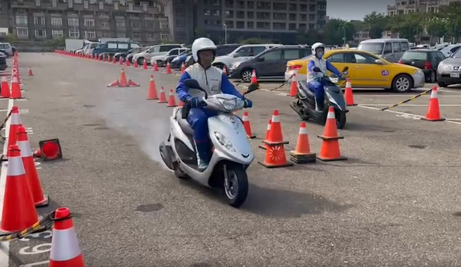▲台中本田二輪店&Honda Taiwan安駕團隊授課「機車實技示範演練」    (圖/台中市警察局 提供)