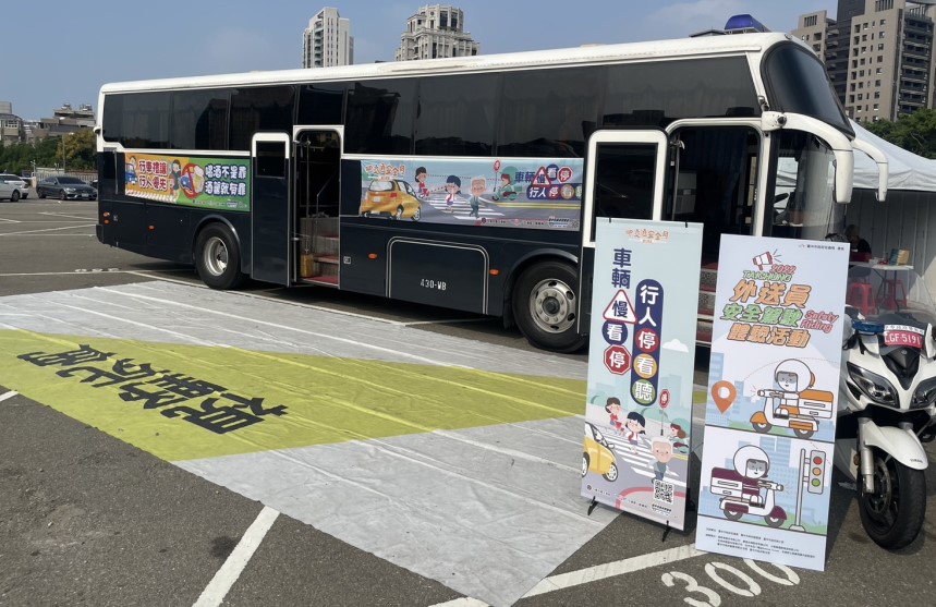 ▲活動現場進行大型車內輪差演示與公車視野死角情境講解 (圖/台中市警察局 提供)