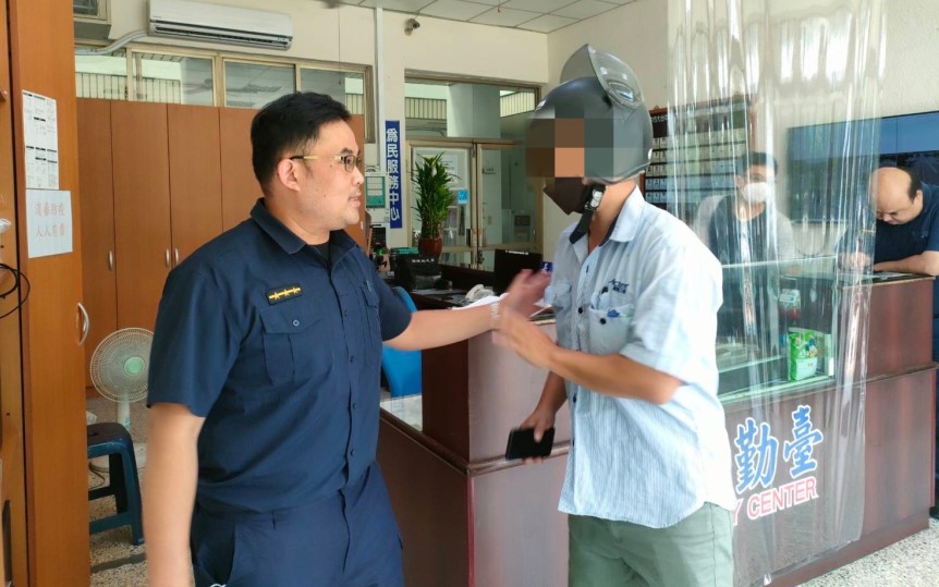 ▲王姓民眾向警方報案機車遺失,黎明所員警安撫車主並仔細詢問細節 (圖/台中市警察局 提供)