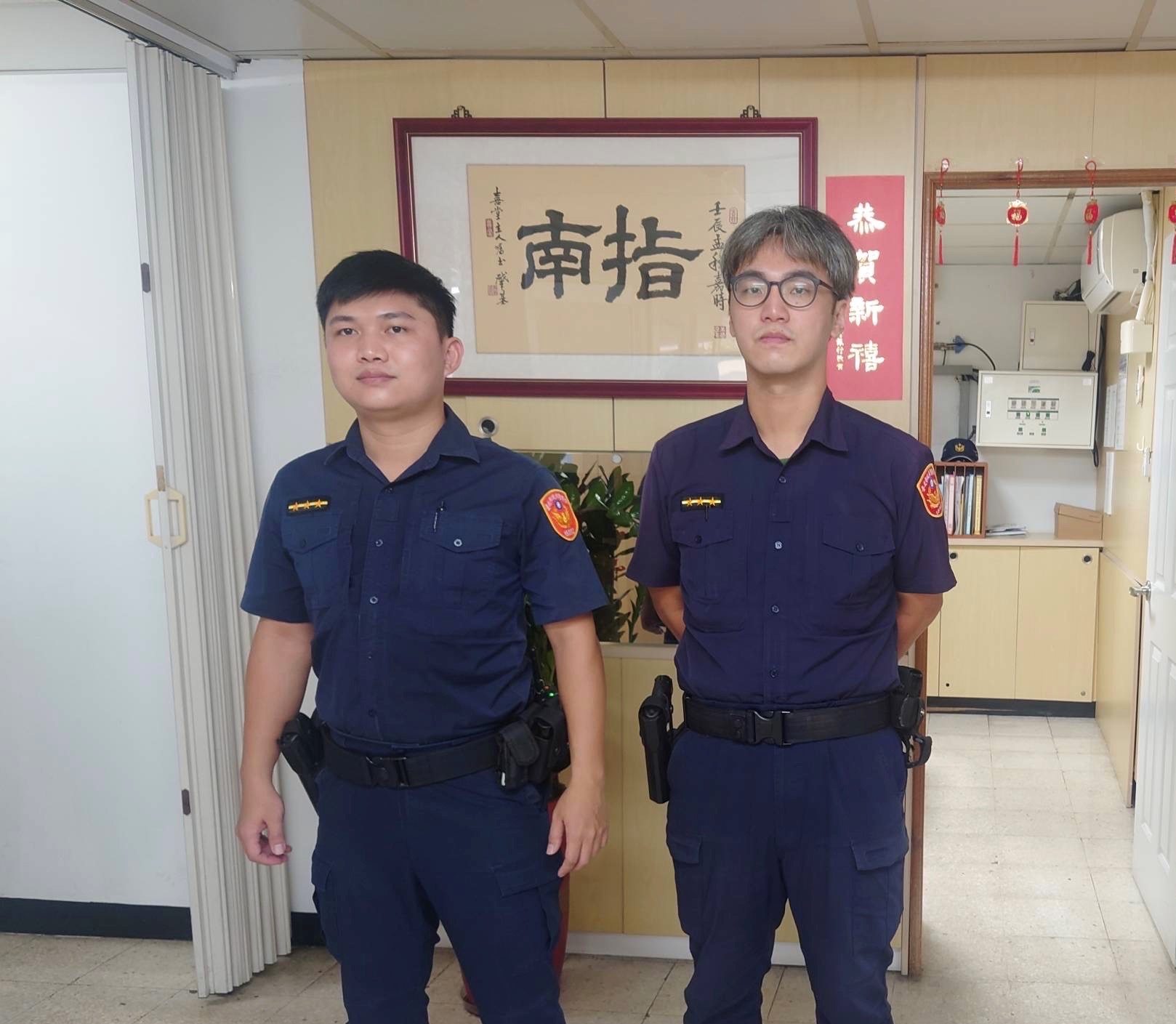圖：左指南派出所警員黃玉銓、右警員龍顗凱