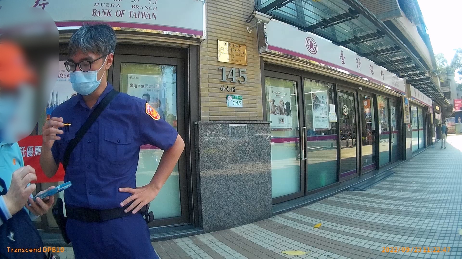 圖：員警耐心向紀女說明近期熱門詐騙手法