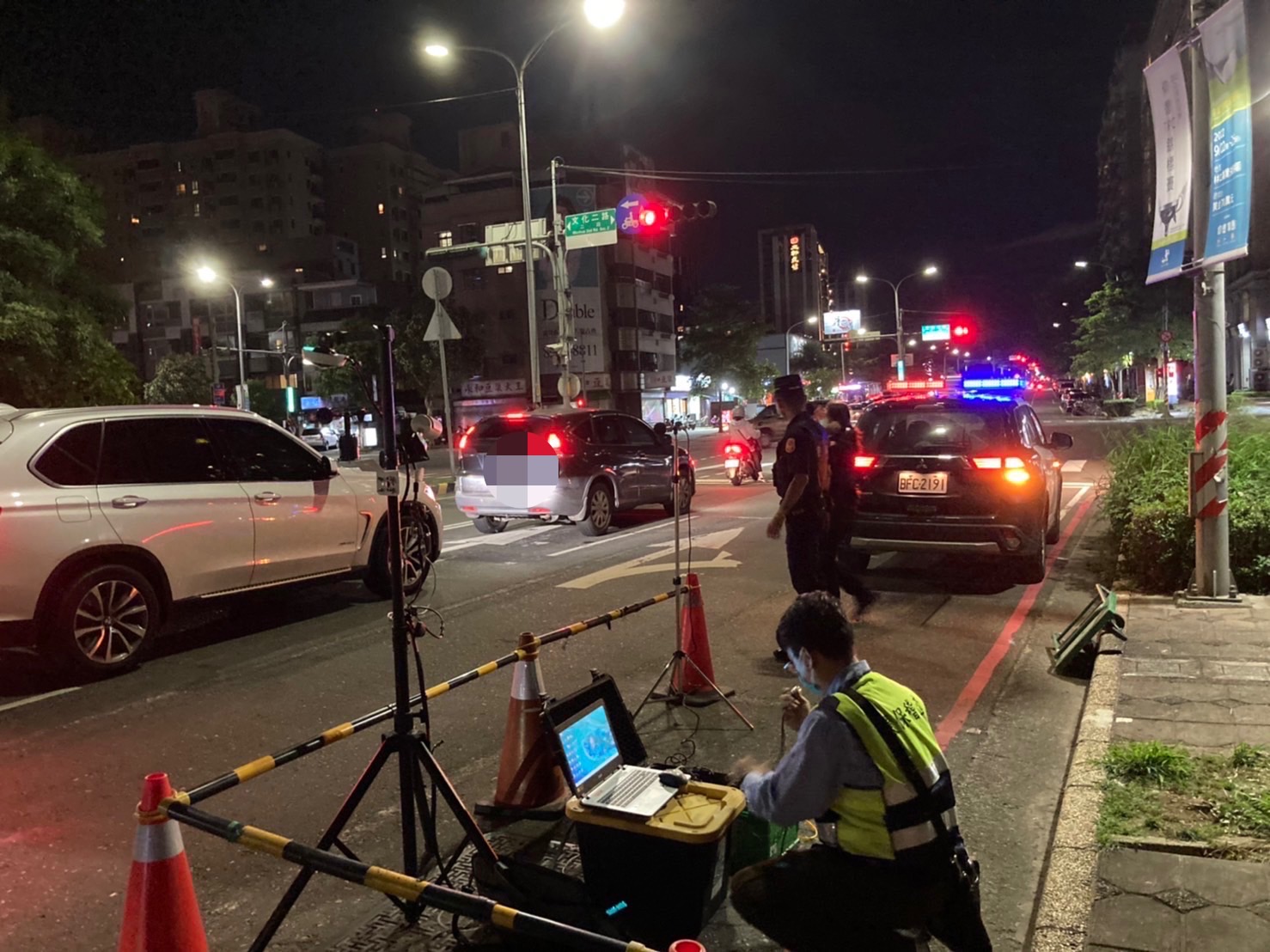 圖片說明：林口員警與環保局深夜掃蕩噪音車。(記者趙靜姸翻攝)