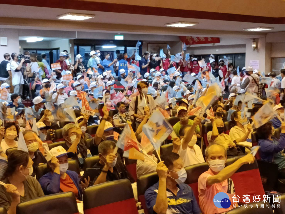 台中市長盧秀燕與議長張清照舉辦首場問政說明會,近千名支持群眾力挺連任。
