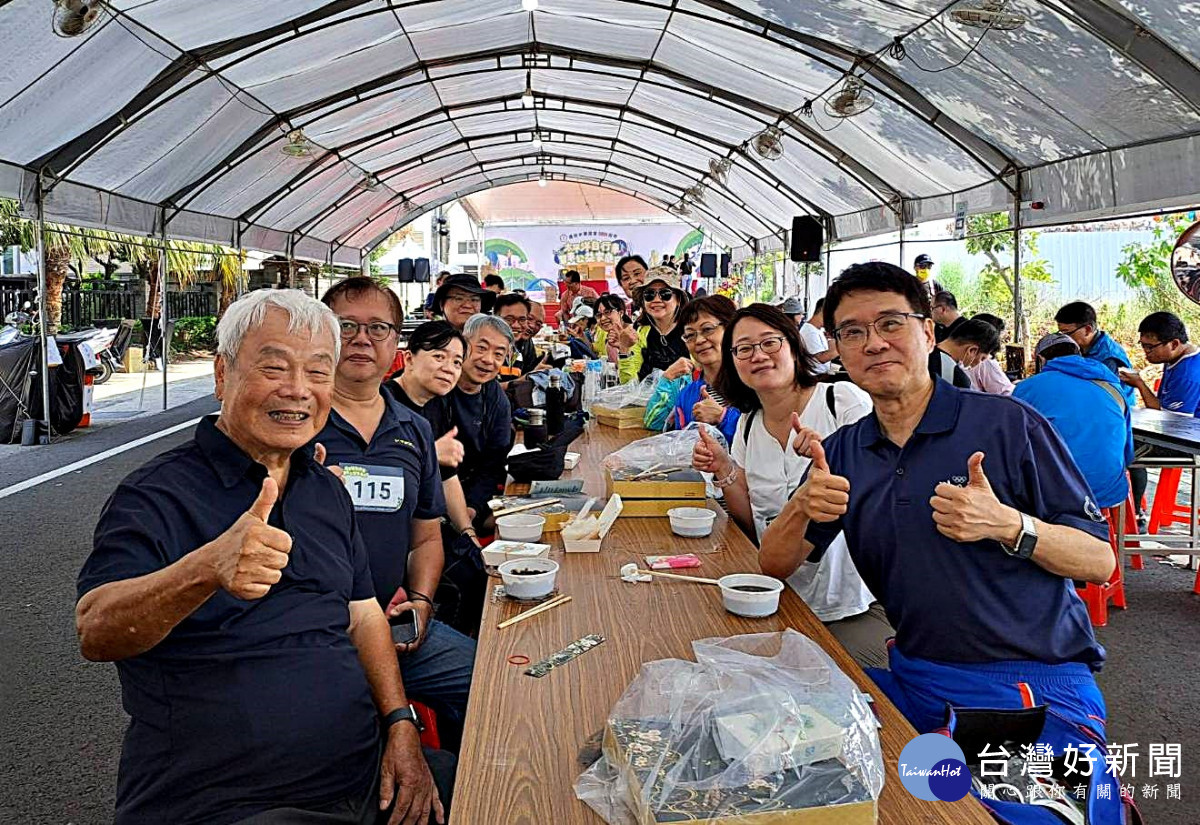 林正義董事長(左一)和參加單車公益家庭日的車友