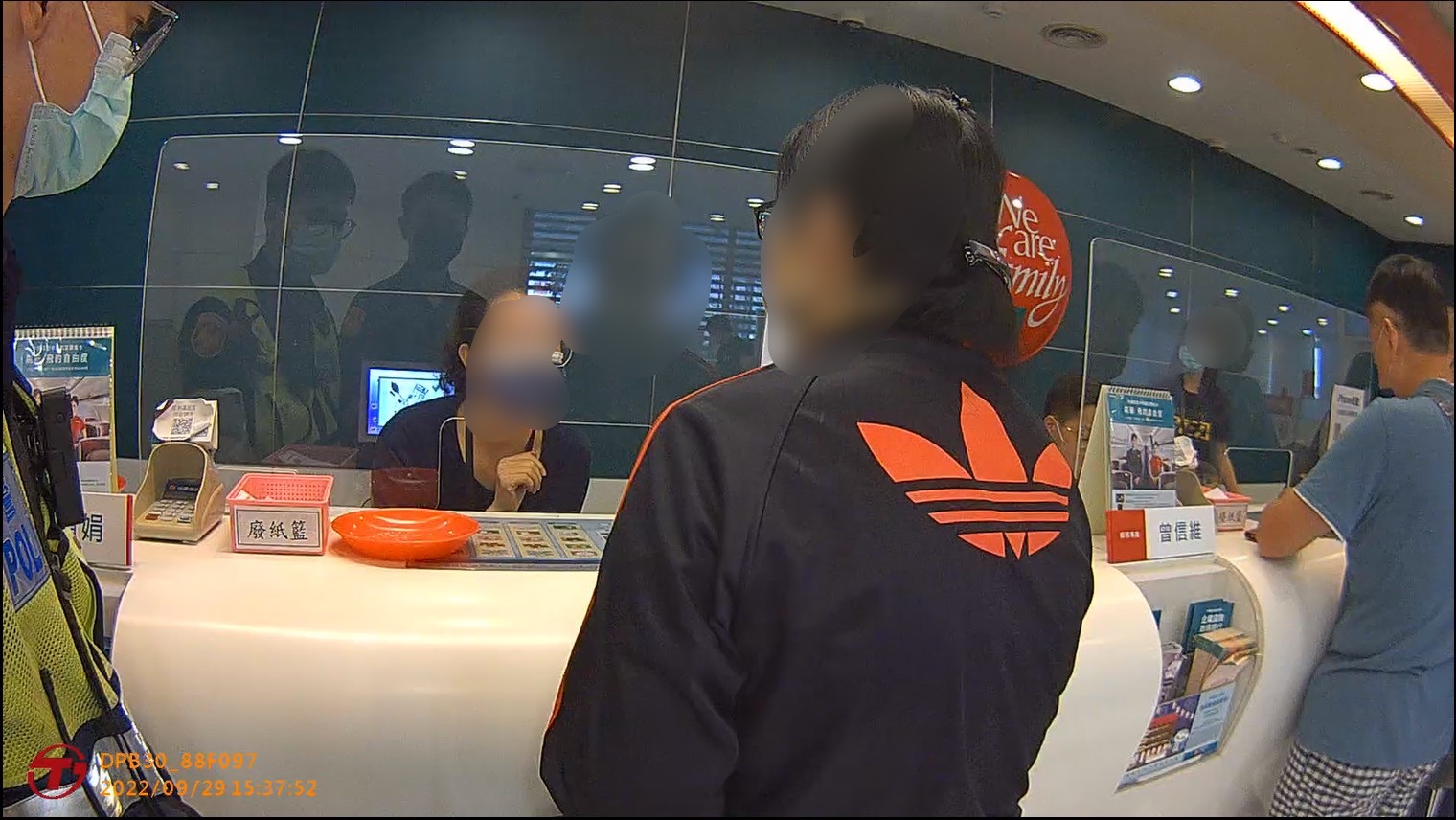 ▲張姓婦人接獲詐騙集團中獎通知，欲匯款20萬保證金，行員察覺有異報警 (圖/台中市警察局 提供)