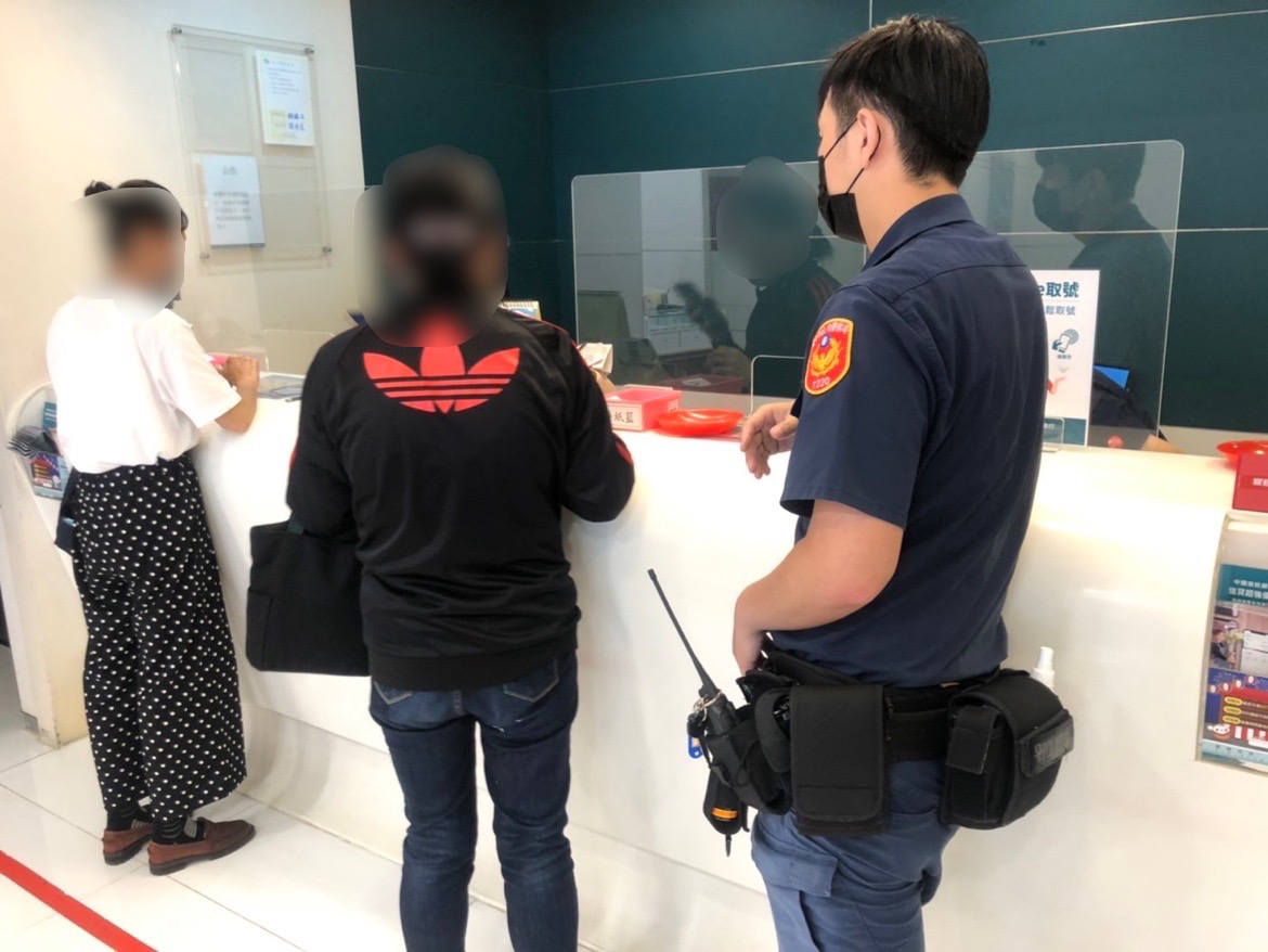 ▲在員警與行員的勸阻下，張婦終於相信自己遭到詐騙，也保住20萬積蓄    (圖/台中市警察局 提供) 